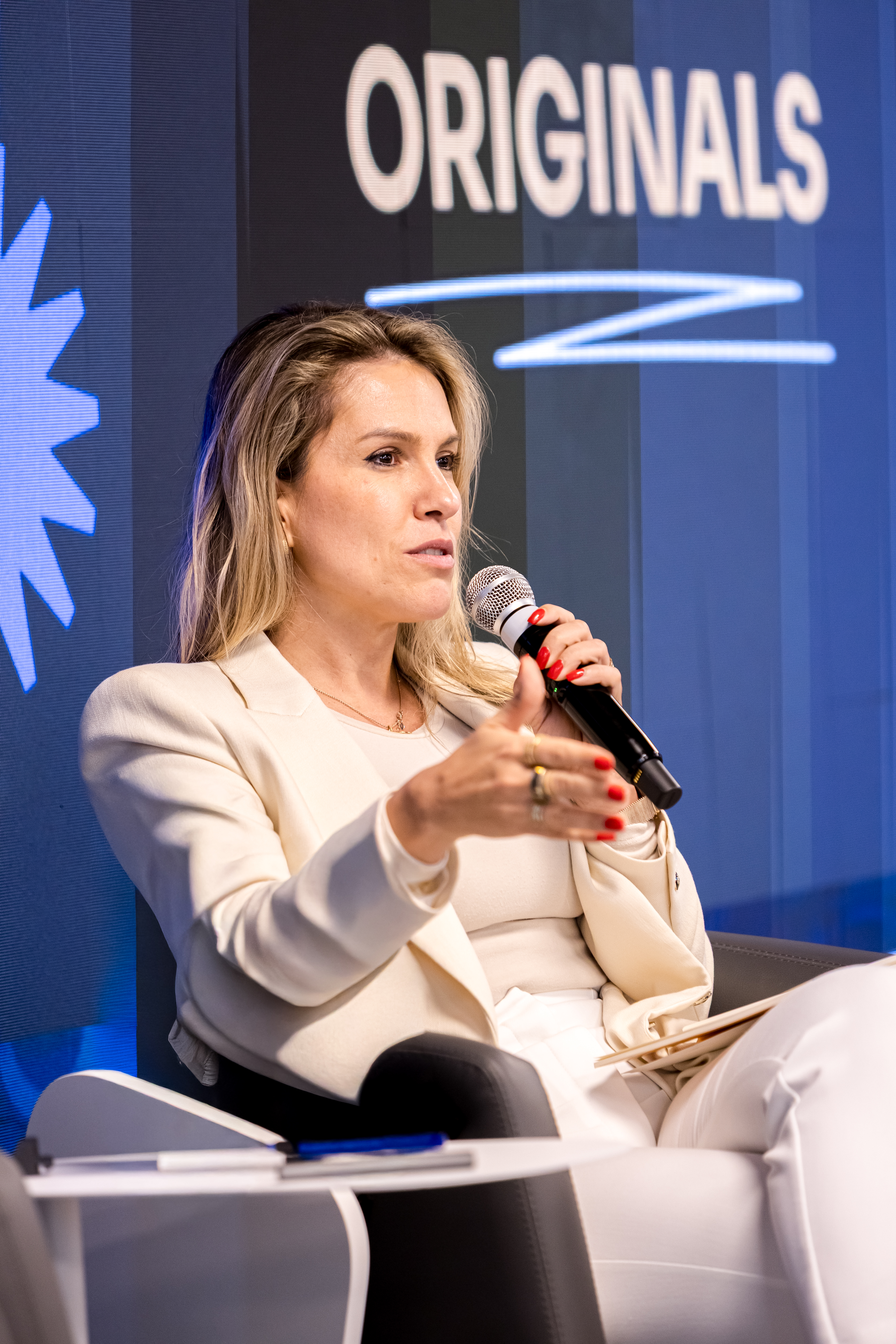 Fernanda Ferreira apresentando